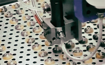 杭州**服裝有限公司采購精密視覺點膠機(jī)合作案例