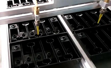 南京某鉛酸蓄電池制造商采購視覺點膠機(jī)完成無人化自動涂膠